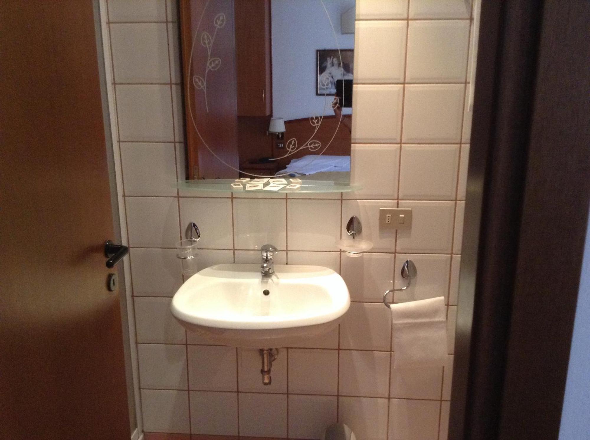 Hotel Saini With Air Conditioning Стреза Номер фото
